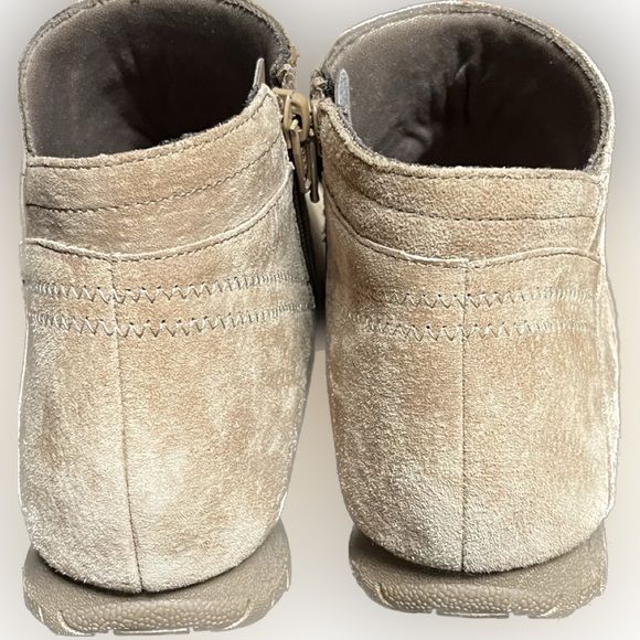 Skechers Wide Fit Suede Ankle Boots - Picture 8 of 9